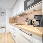 - Haus K, App 0k0504 *